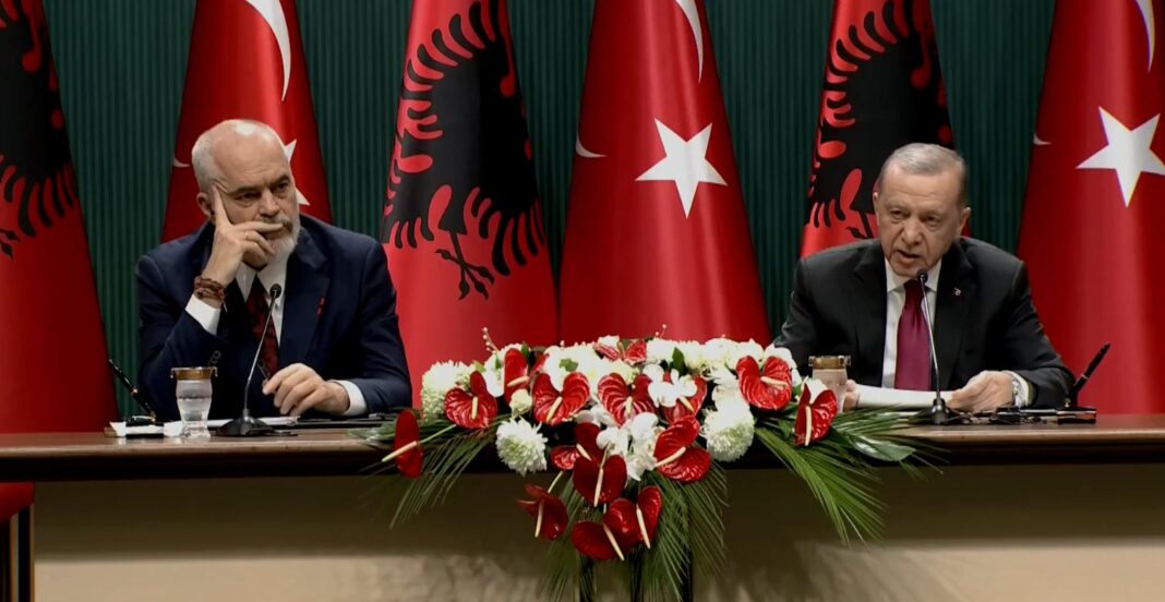 Erdogan pas vizitës në Tiranë: Miqësia Turqi-Shqipëri e palëkundur