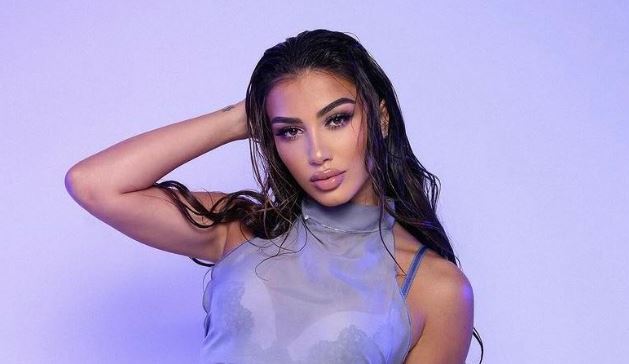 Melinda Ademi shfaq të pasmet bombastike nën dush