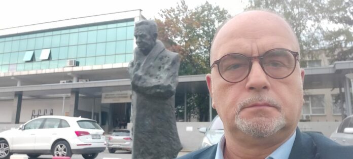 Profesori serb i rikthyer në Prishtinë pas 27 vitesh: I kërkoj falje popullit të Kosovës për humbjet dhe dhimbjet nga Serbia