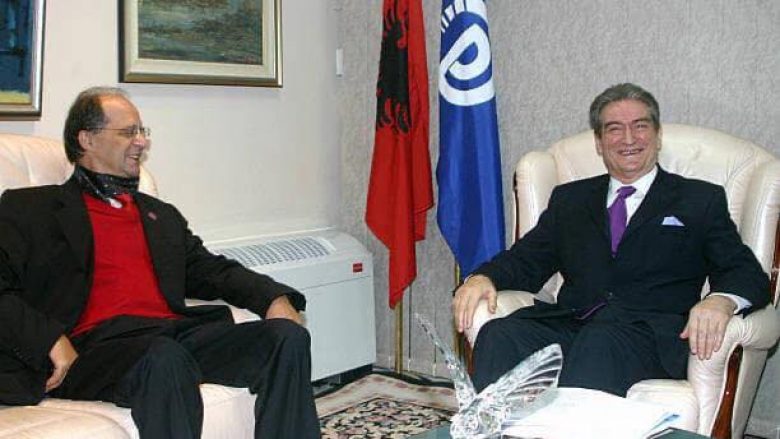 Wesley Clark: Ne kishim fat që e kishim Rugovën kur hymë në Kosovë