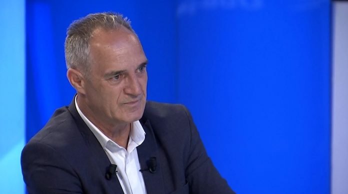 Hasani thotë se Kurti i dërgoi emisarë për t’ia kërkuar votën: E refuzova, nuk e vizitoi Gjykatën Speciale